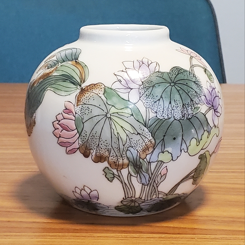 TOYO~Small Porcelain Ginger Jar~Lavender/Orange Florals & Greenery~4”H X 4”W~